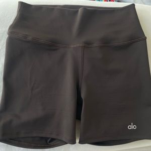 Alo Yoga shorts 5 inches